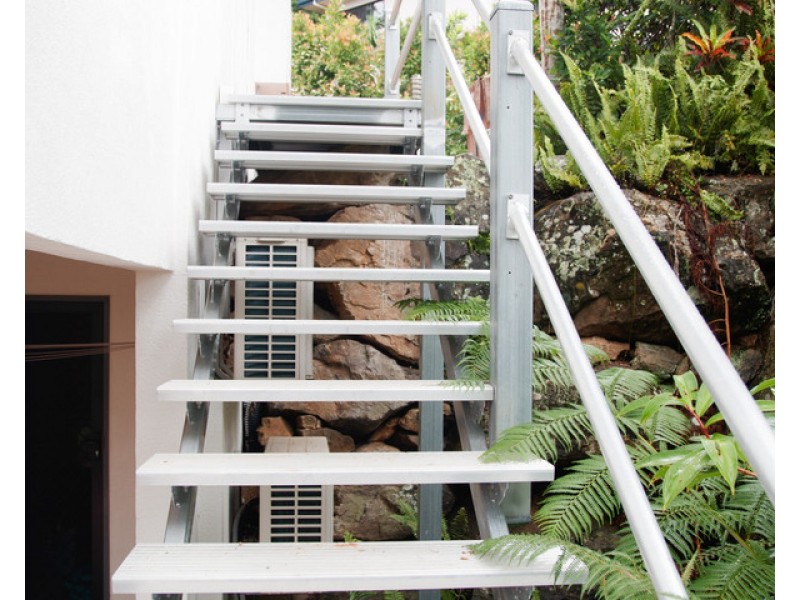 Indah Villa/9 Oceanview Place, Mooroobool QLD 4870