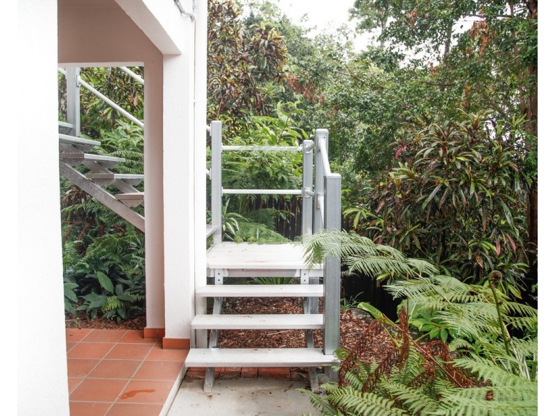 Indah Villa/9 Oceanview Place, Mooroobool QLD 4870