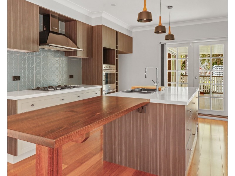 5 Swenson, Mount Lofty QLD 4350