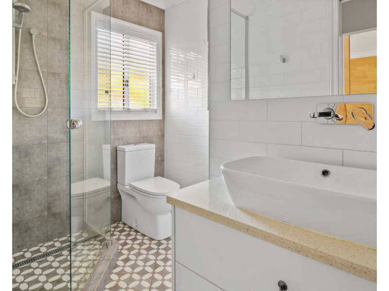 5 Swenson, Mount Lofty QLD 4350