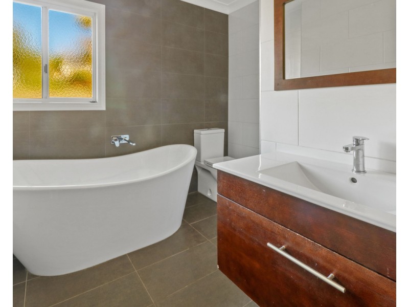 5 Swenson, Mount Lofty QLD 4350