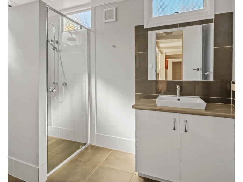 5 Swenson, Mount Lofty QLD 4350