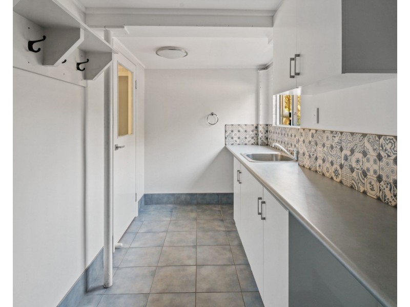 5 Swenson, Mount Lofty QLD 4350