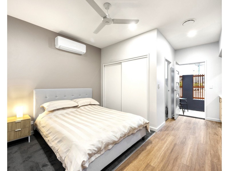 1 / 6 Medika Street, Runaway Bay QLD 4216