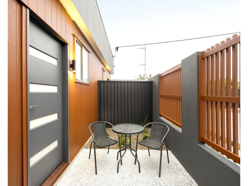 1 / 6 Medika Street, Runaway Bay QLD 4216