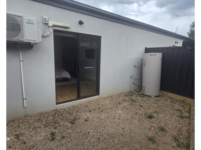 8/48 Quail Crescent, Melton VIC 3337