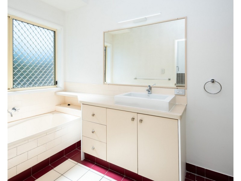 18 Suncrest Court, Parkwood QLD 4214