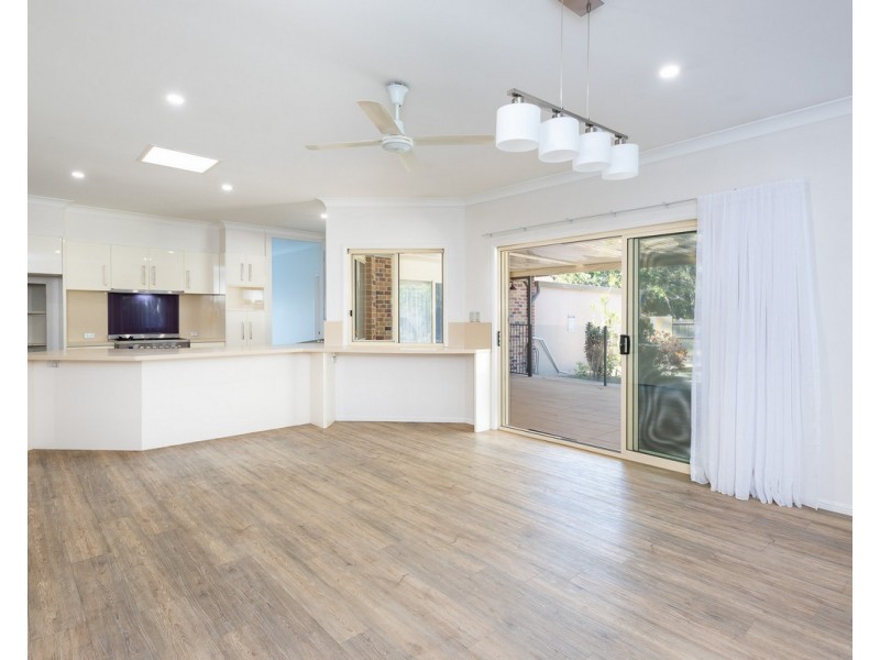 18 Suncrest Court, Parkwood QLD 4214