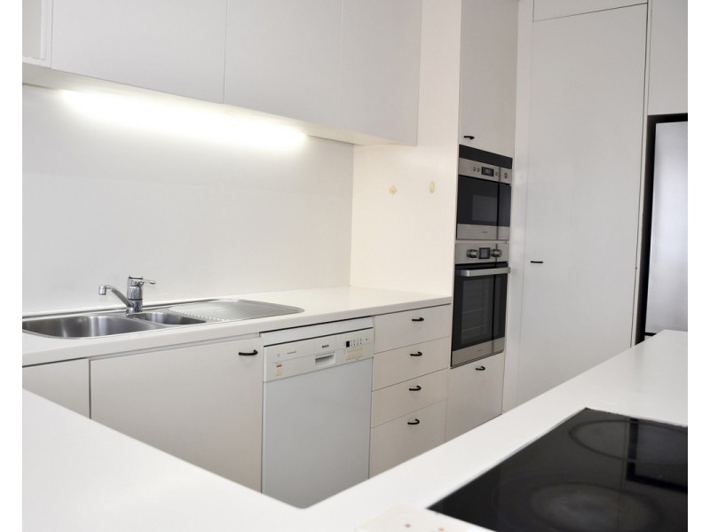 24 Breaker Street, Main Beach QLD 4217