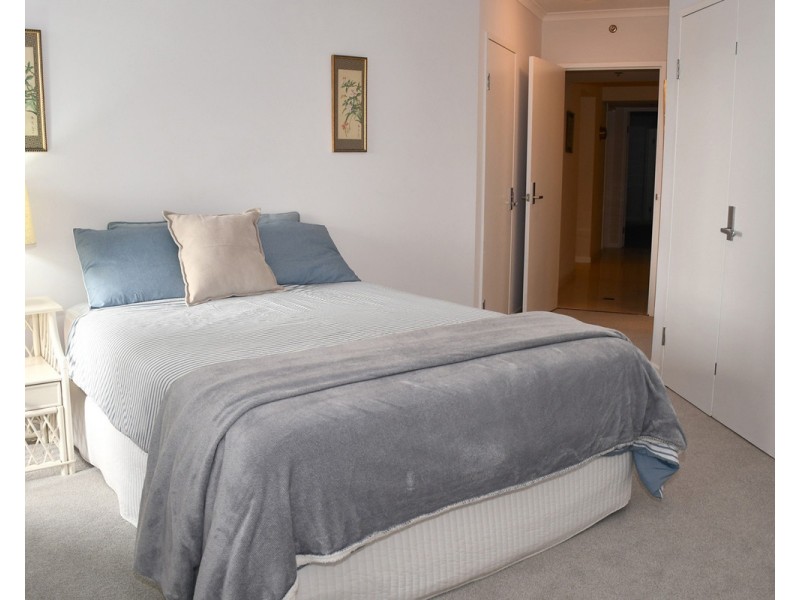 24 Breaker Street, Main Beach QLD 4217