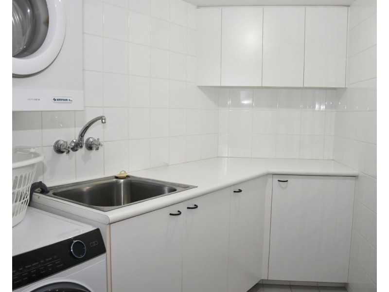 24 Breaker Street, Main Beach QLD 4217