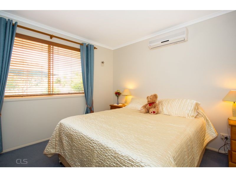 5 Scarborough Crt, Sandstone Point QLD 4511