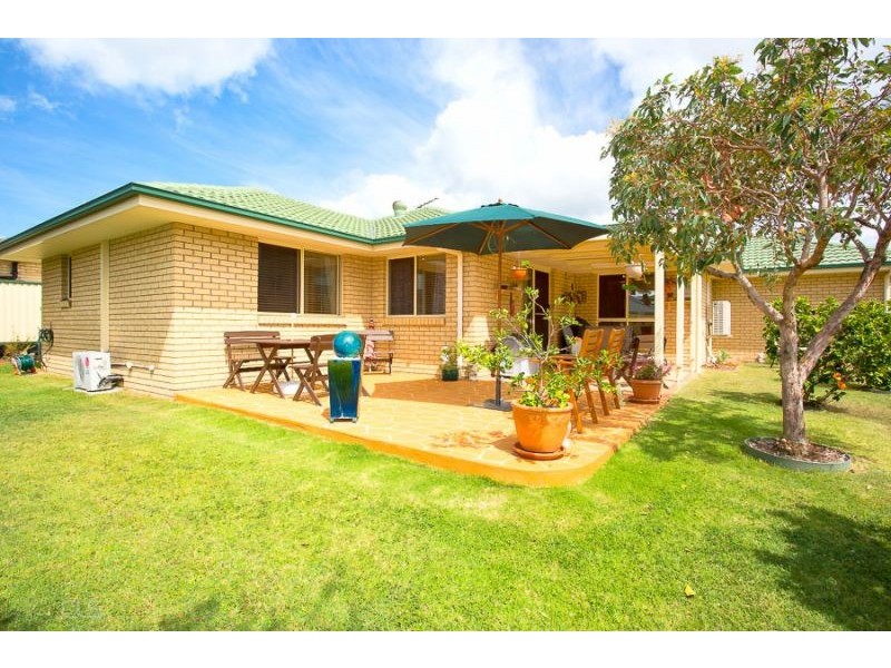 5 Scarborough Crt, Sandstone Point QLD 4511