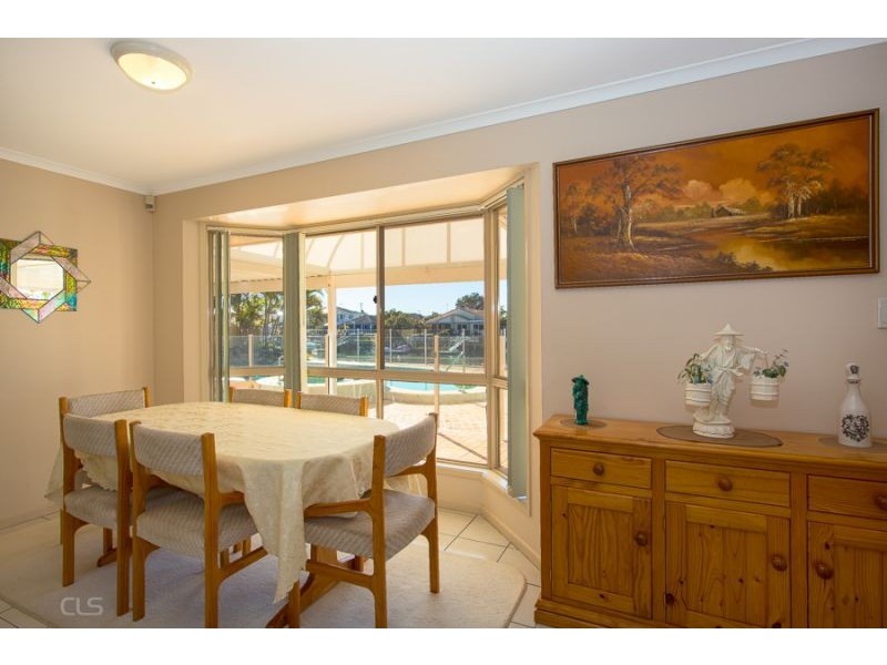 17 Castaway Ct, Banksia Beach QLD 4507