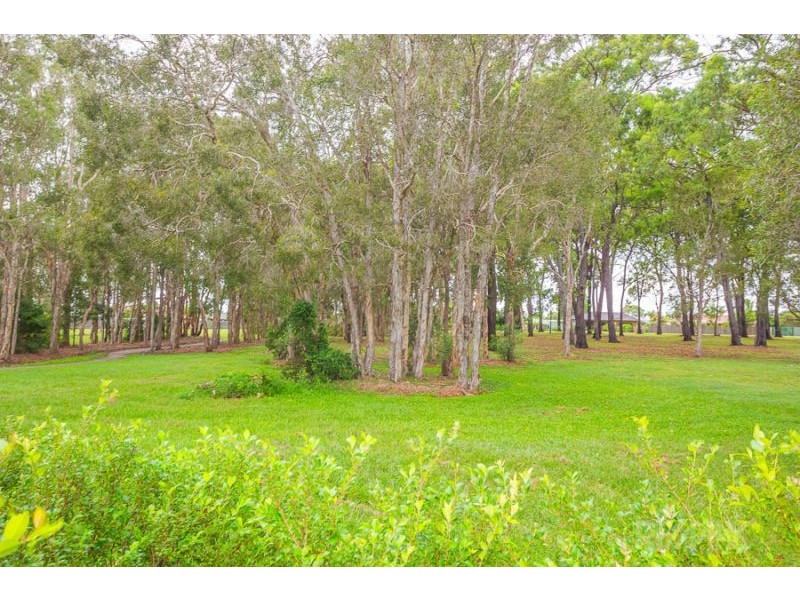 25-27 Smout Crt, Sandstone Point QLD 4511