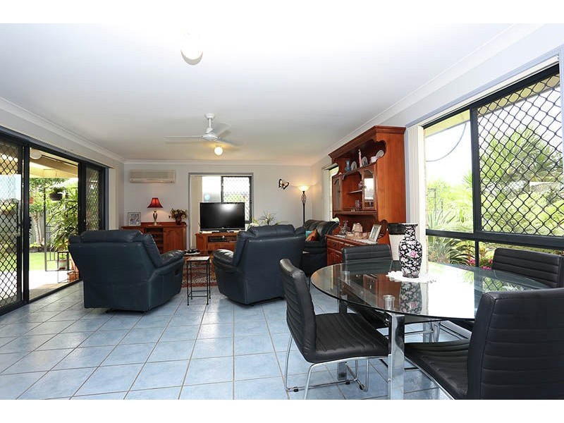 8 Queenscliff Crt, Sandstone Point QLD 4511