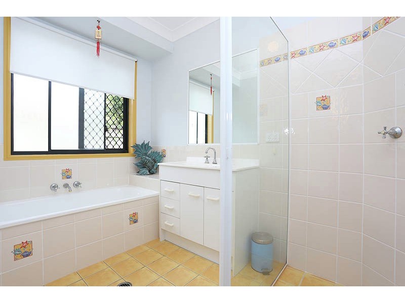 8 Queenscliff Crt, Sandstone Point QLD 4511