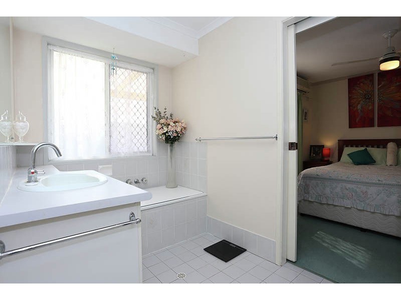 1 York Court, Sandstone Point QLD 4511