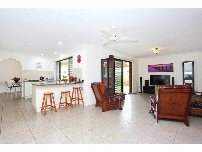 15 Carter Court, Sandstone Point QLD 4511