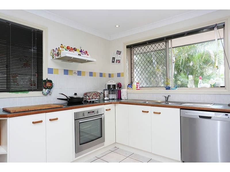 4-6 Day Place, Sandstone Point QLD 4511
