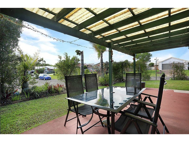 4-6 Day Place, Sandstone Point QLD 4511