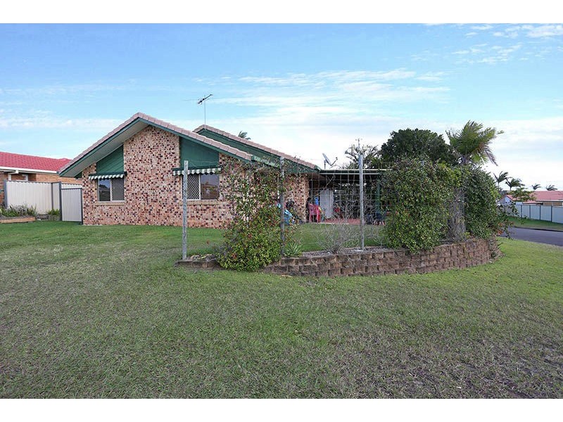 4-6 Day Place, Sandstone Point QLD 4511