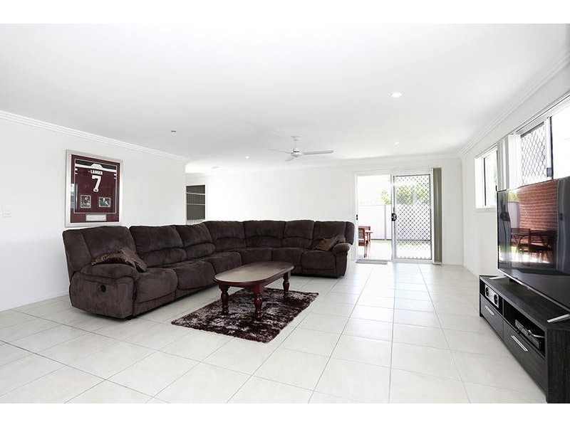 6 Sinclair Place, Ningi QLD 4511