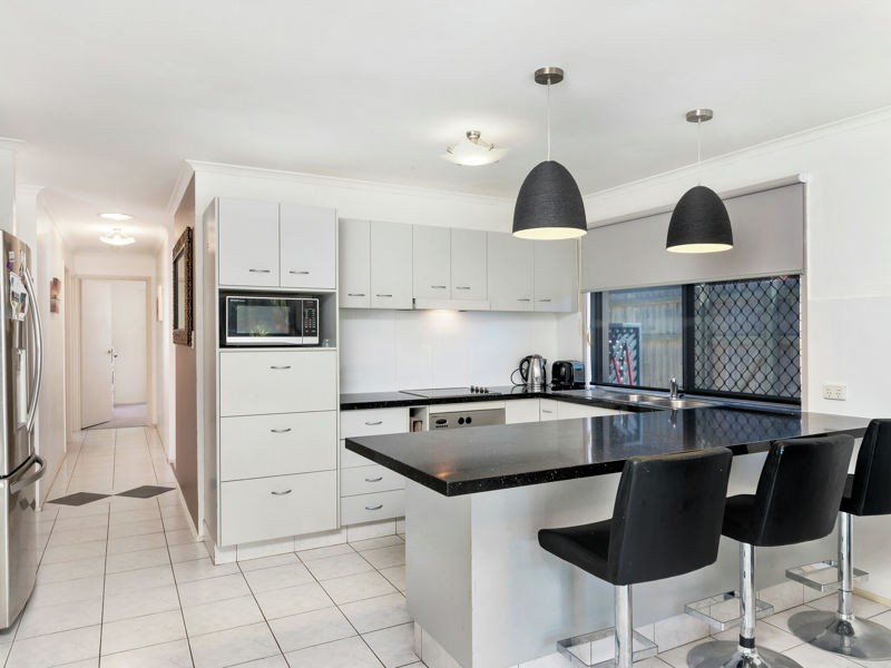 4 Trent Court, Sandstone Point QLD 4511