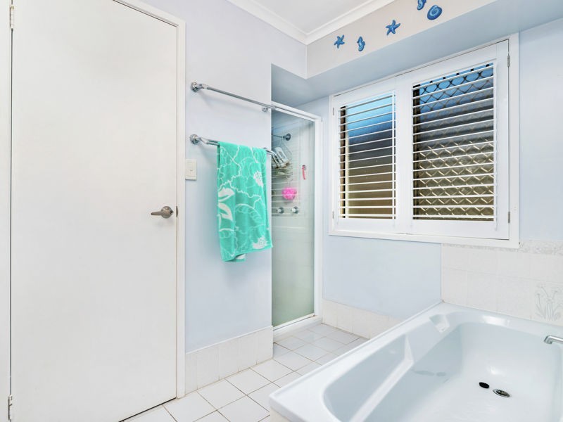 4 Trent Court, Sandstone Point QLD 4511