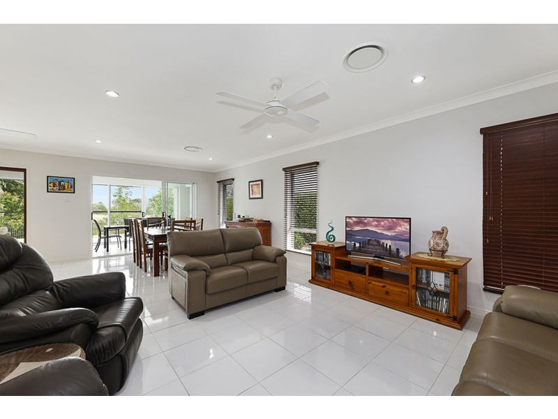 19 Vanillalily Cl, Banksia Beach QLD 4507