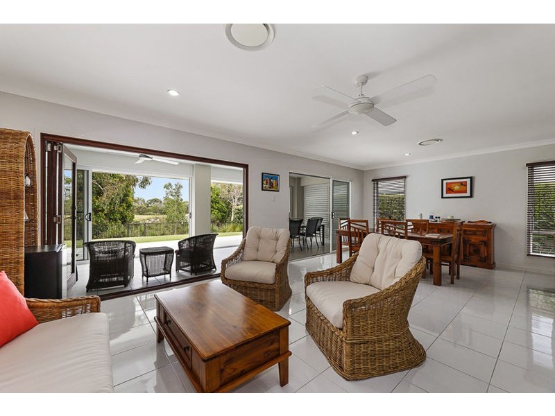 19 Vanillalily Cl, Banksia Beach QLD 4507