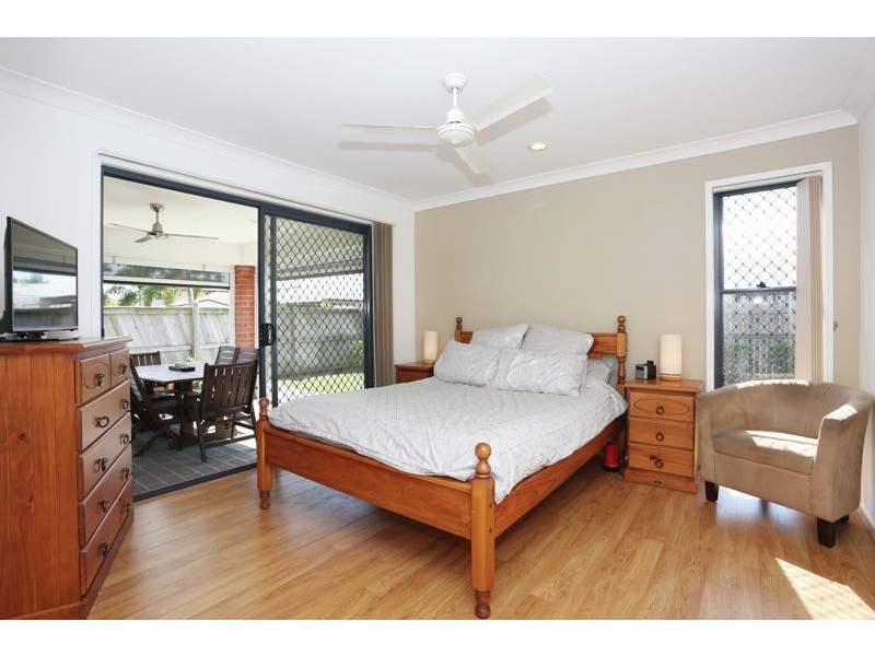 16 Middle Cove Court, Sandstone Point QLD 4511