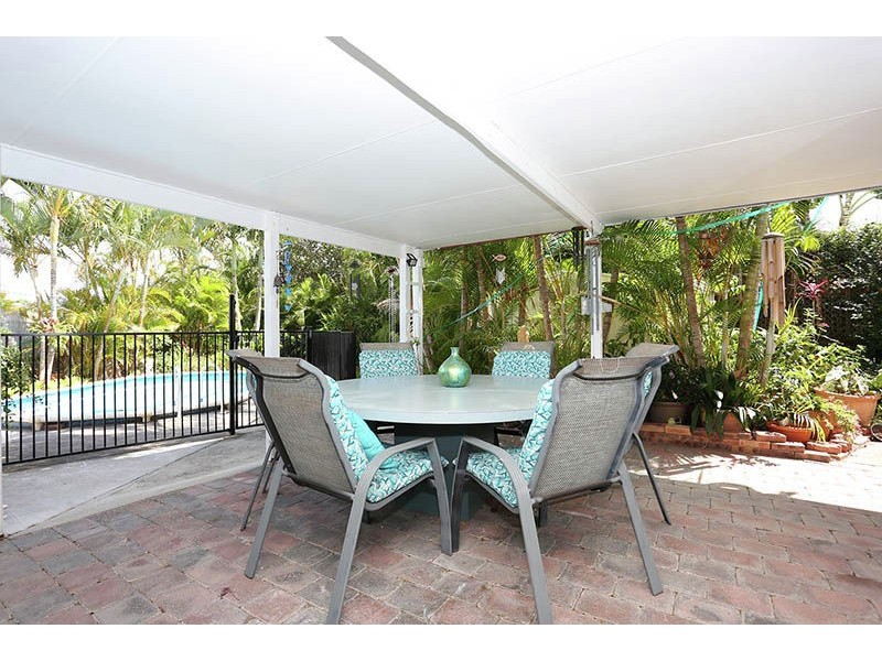 4 York Court, Sandstone Point QLD 4511
