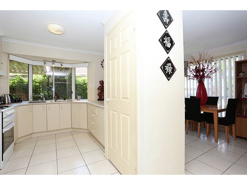 4 York Court, Sandstone Point QLD 4511
