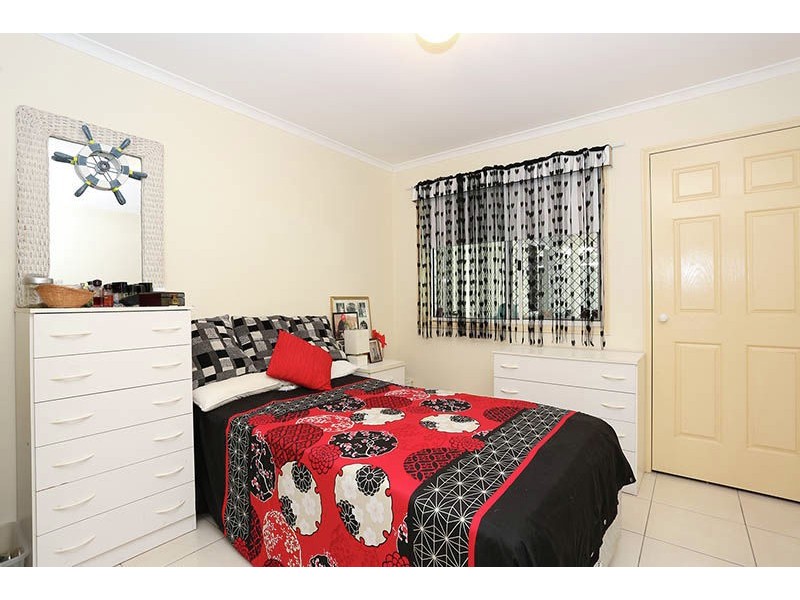 4 York Court, Sandstone Point QLD 4511