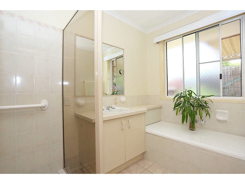4 York Court, Sandstone Point QLD 4511