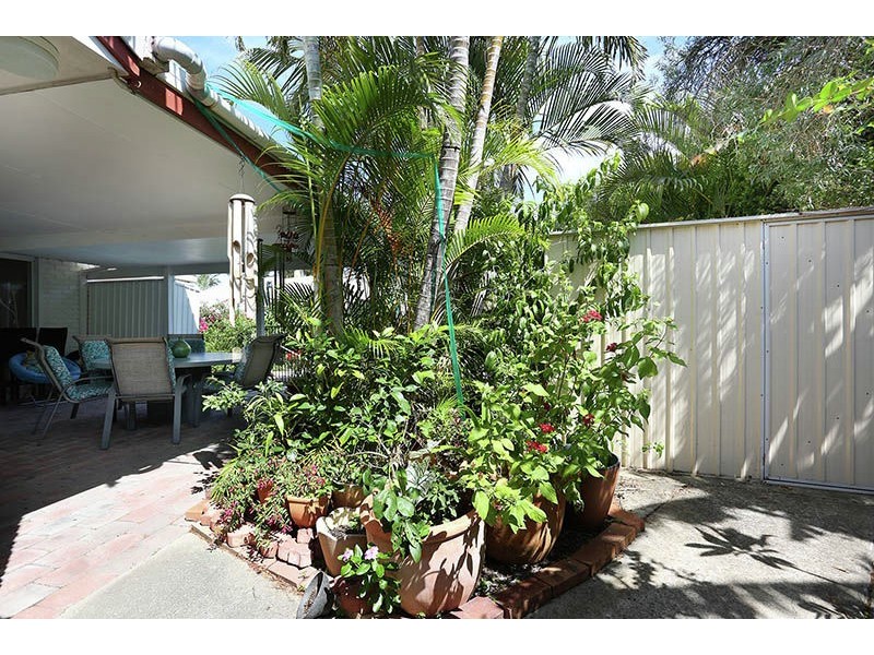 4 York Court, Sandstone Point QLD 4511