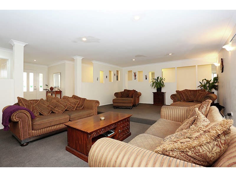 7 Trevally Place, Sandstone Point QLD 4511