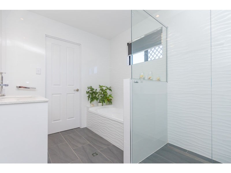 42 Voyagers Drive, Banksia Beach QLD 4507