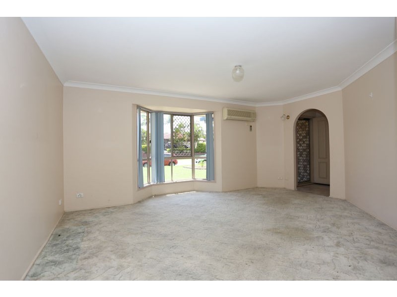 5 Trent Court, Sandstone Point QLD 4511