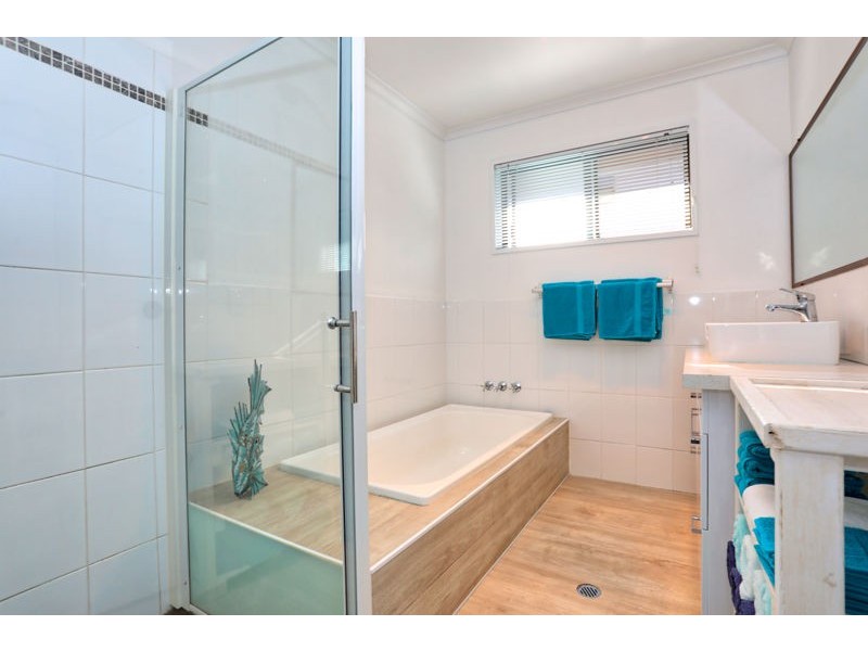 18 Hazell Avenue, Banksia Beach QLD 4507