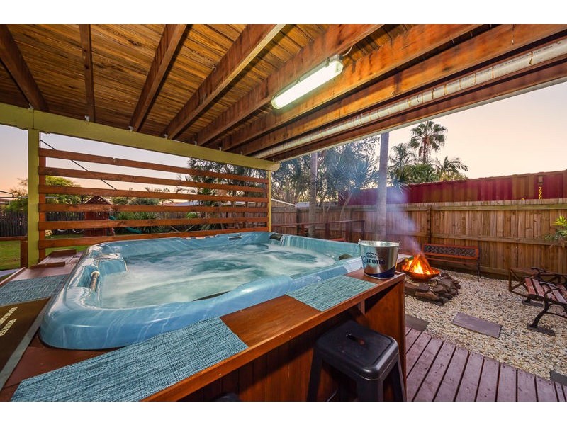14 Malcolm Street, Beachmere QLD 4510