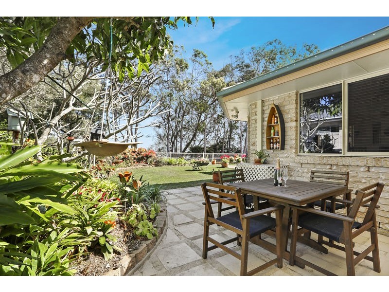 18 Loftus Place, Sandstone Point QLD 4511