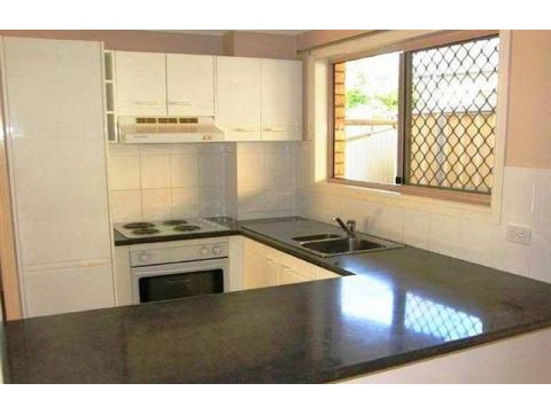 2/5 Clark Tce, Sandstone Point QLD 4511