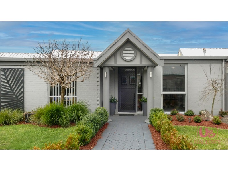 4 Woodside Avenue, Frankston South VIC 3199