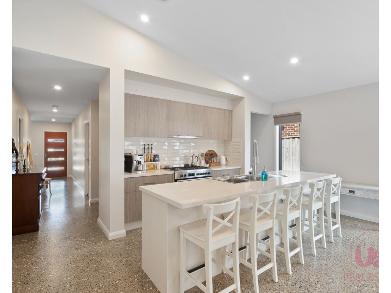 8 Merano Circuit, Cranbourne South VIC 3977