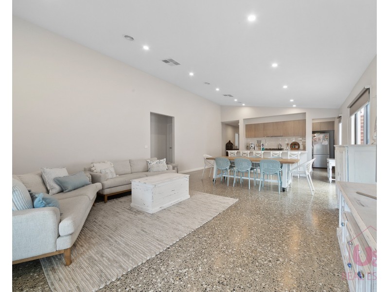 8 Merano Circuit, Cranbourne South VIC 3977