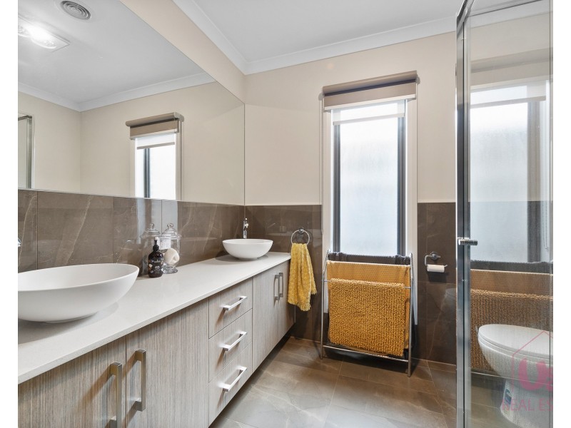 8 Merano Circuit, Cranbourne South VIC 3977