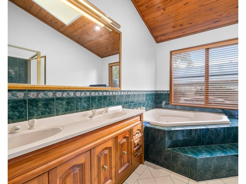 5 Ash Grove South, Langwarrin VIC 3910