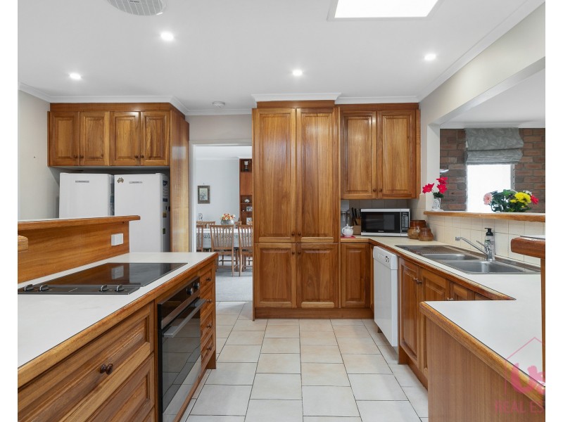 4 Wes Crescent, Ferntree Gully VIC 3156